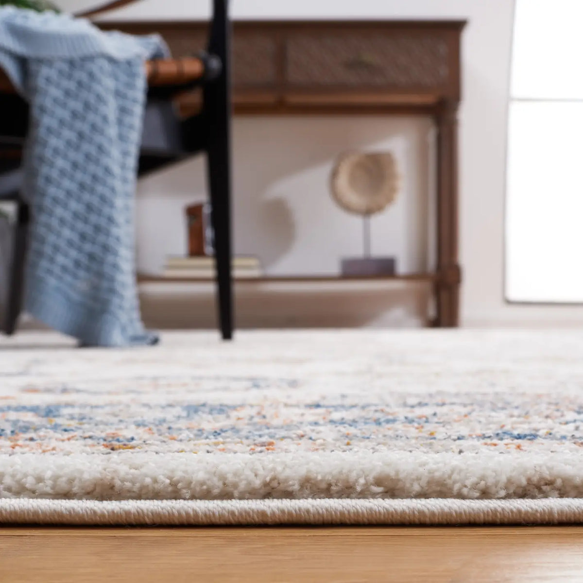Safavieh Symphony 4'-5" x 6'-5" Rug in Ivory / Navy