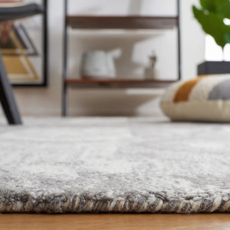 Safavieh Ikat 4'-0" x 6'-0" Rug in Grey / Ivory