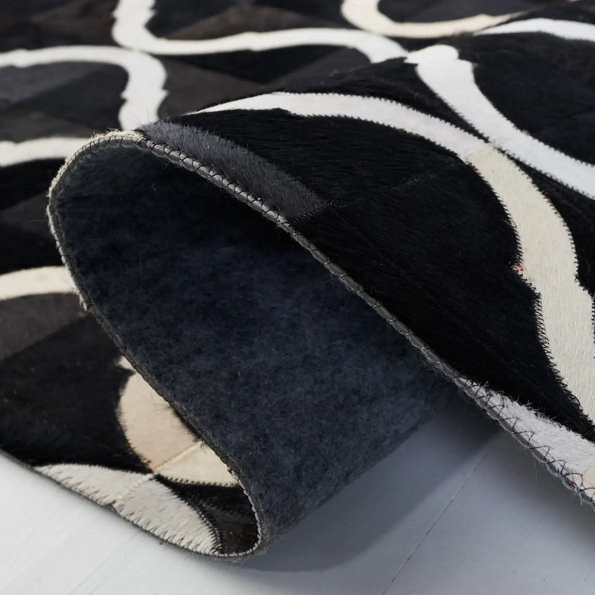 Safavieh Studio Leather 4'-0" x 6'-0" Rug in Black / Beige