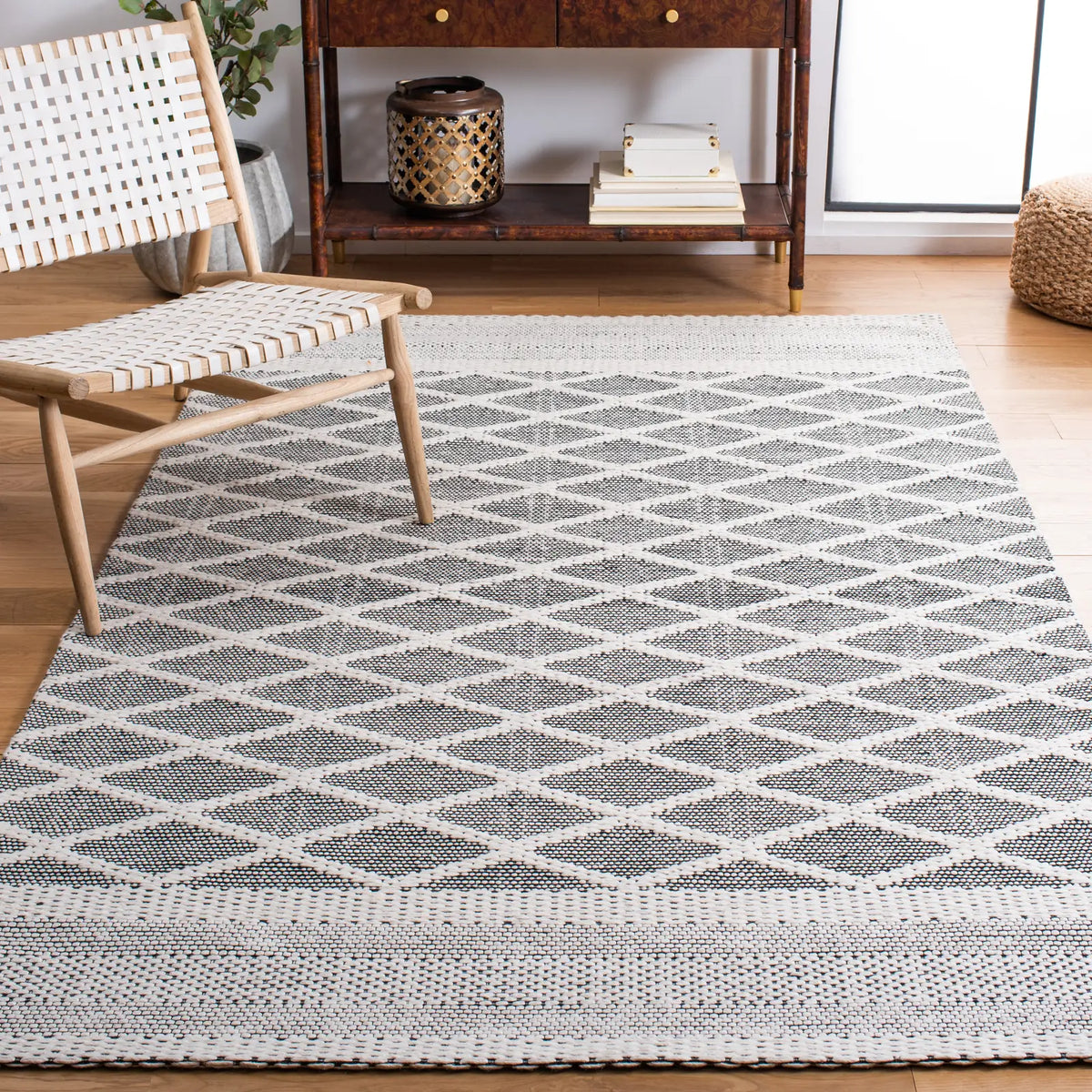 Safavieh Marbella 4'-0" x 6'-0" Rug in Ivory / Black