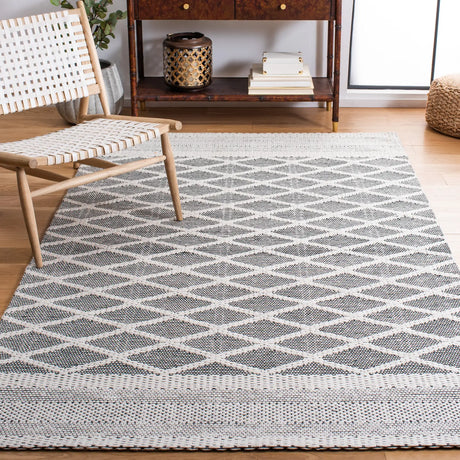 Safavieh Marbella 4'-0" x 6'-0" Rug in Ivory / Black
