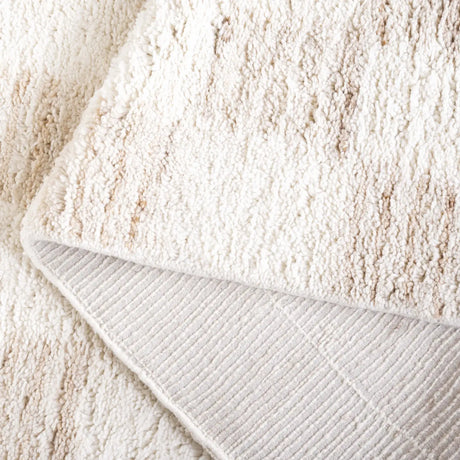 Safavieh Vermont 4'-0" x 6'-0" Rug in Beige / Ivory