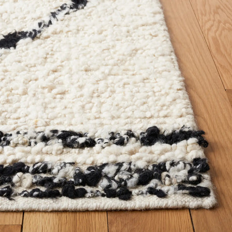 Safavieh Manhattan 4'-0" x 6'-0" Rug in Ivory / Black