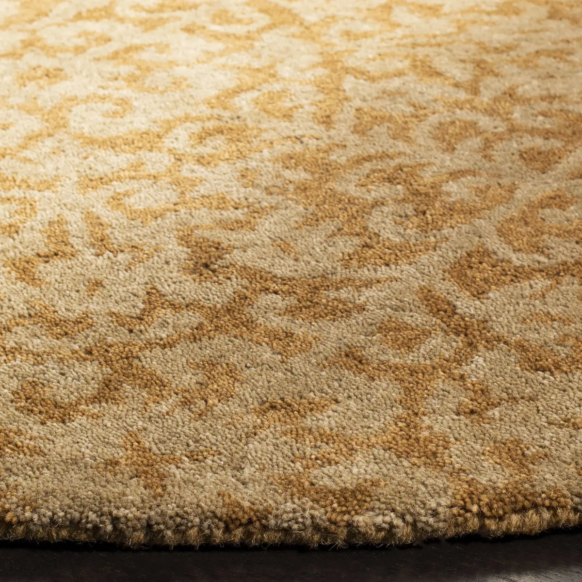 Safavieh Antiquity 6'-0" x 6'-0" Rug in Gold / Beige