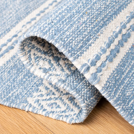 Safavieh Striped Kilim 4'-0" x 6'-0" Rug in Ivory / Blue