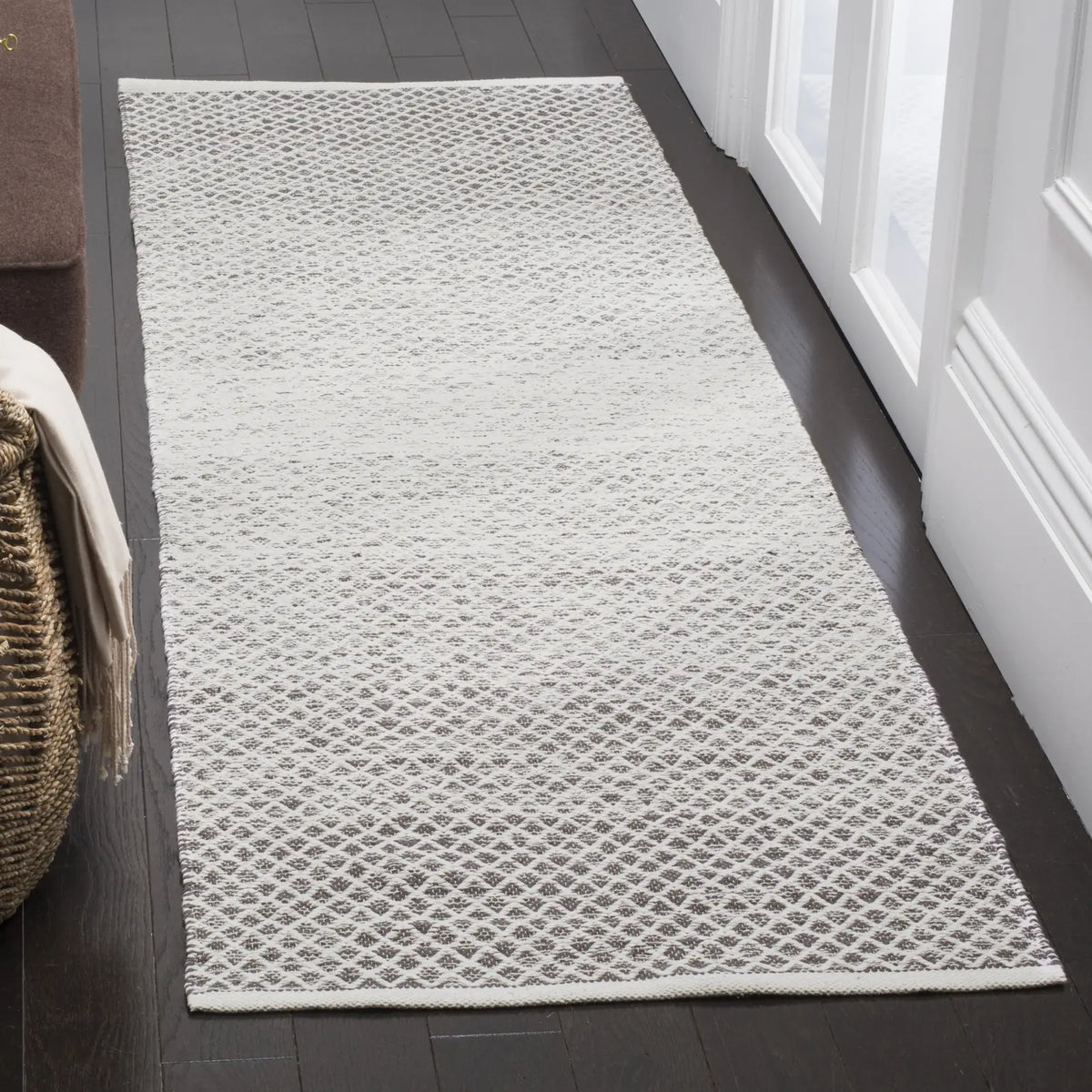Safavieh Montauk 2'-3" x 10'-0" Rug in Light Grey / Ivory
