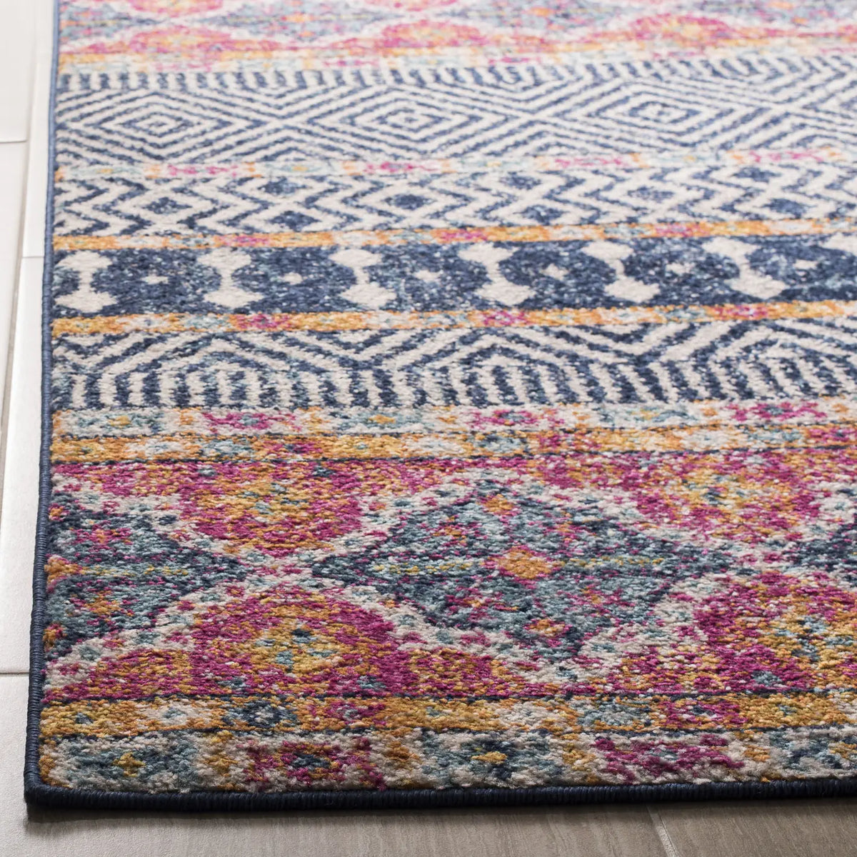 Safavieh Madison 700 4'-0" x 6'-0" Rug in Navy / Ivory