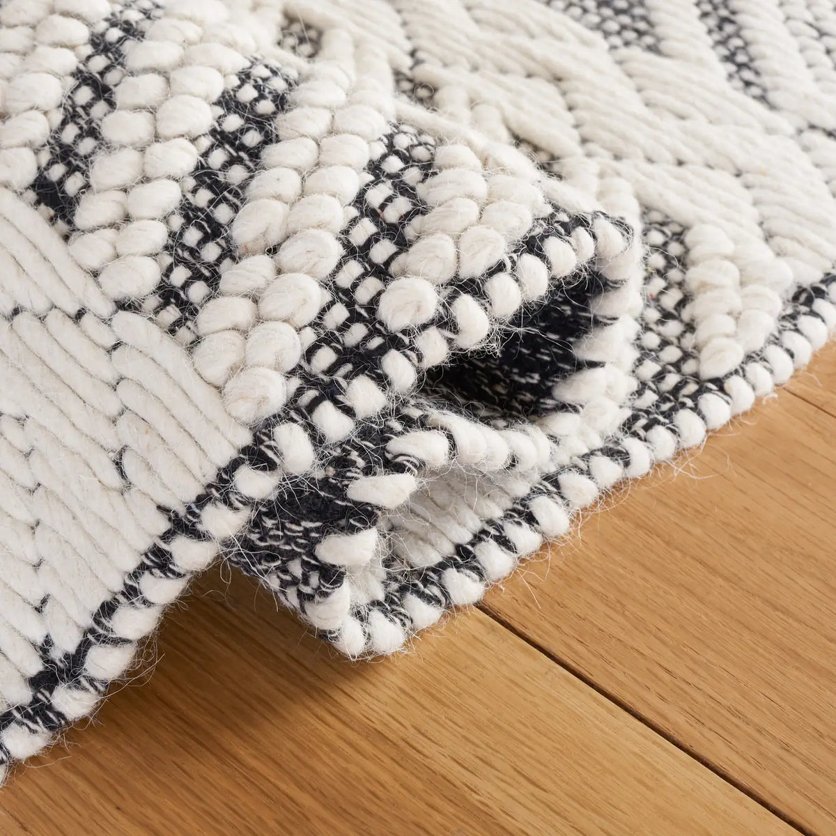 Safavieh Vermont 4'-0" x 6'-0" Rug in Ivory / Black