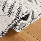 Safavieh Vermont 4'-0" x 6'-0" Rug in Ivory / Black