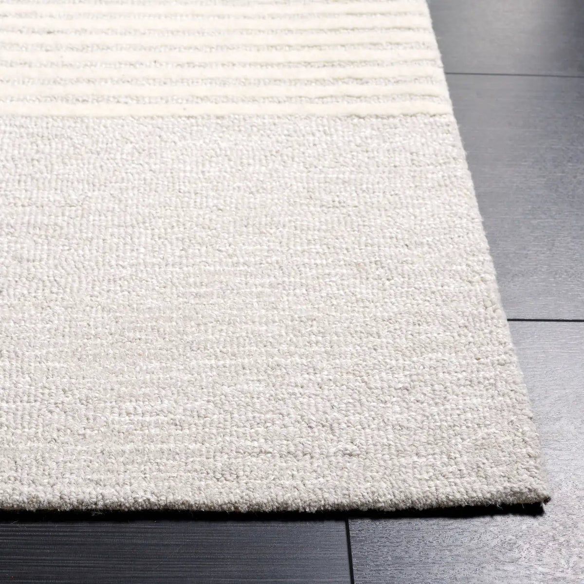 Safavieh Ebony 4'-0" x 6'-0" Rug in Black / Ivory