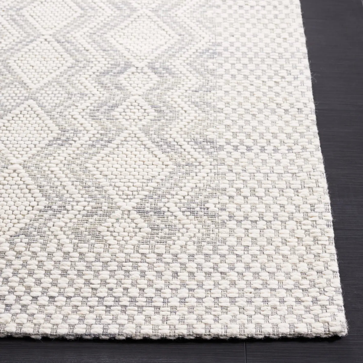 Safavieh Marbella 4'-0" x 6'-0" Rug in Ivory / Grey