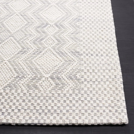 Safavieh Marbella 4'-0" x 6'-0" Rug in Ivory / Grey