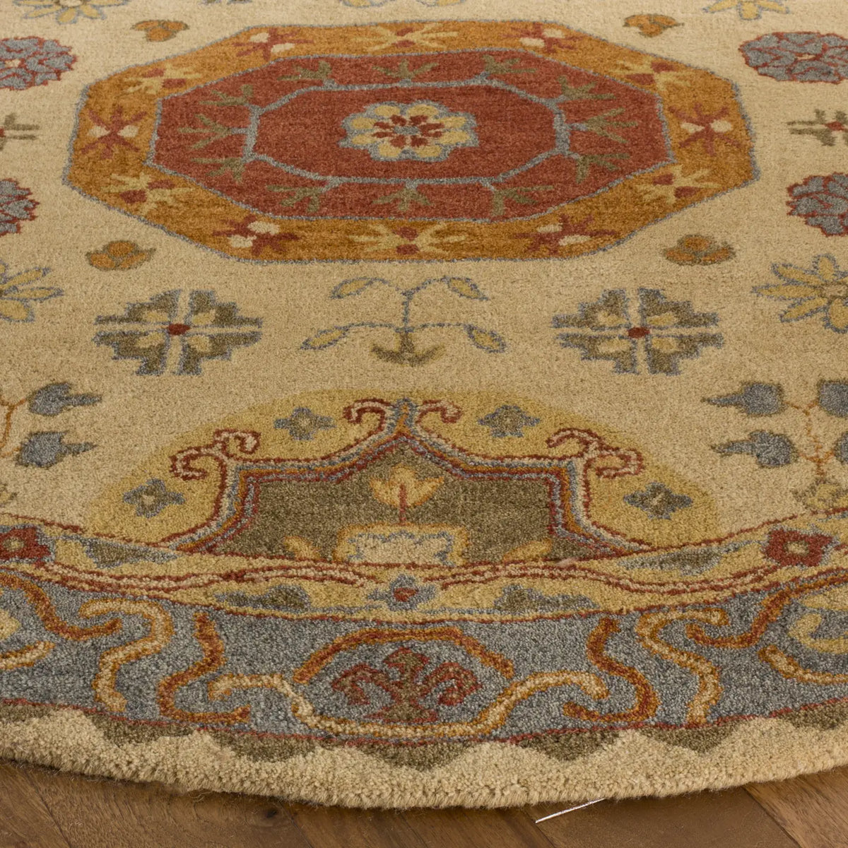 Safavieh Heritage 6'-0" x 6'-0" Rug in Beige / Multi