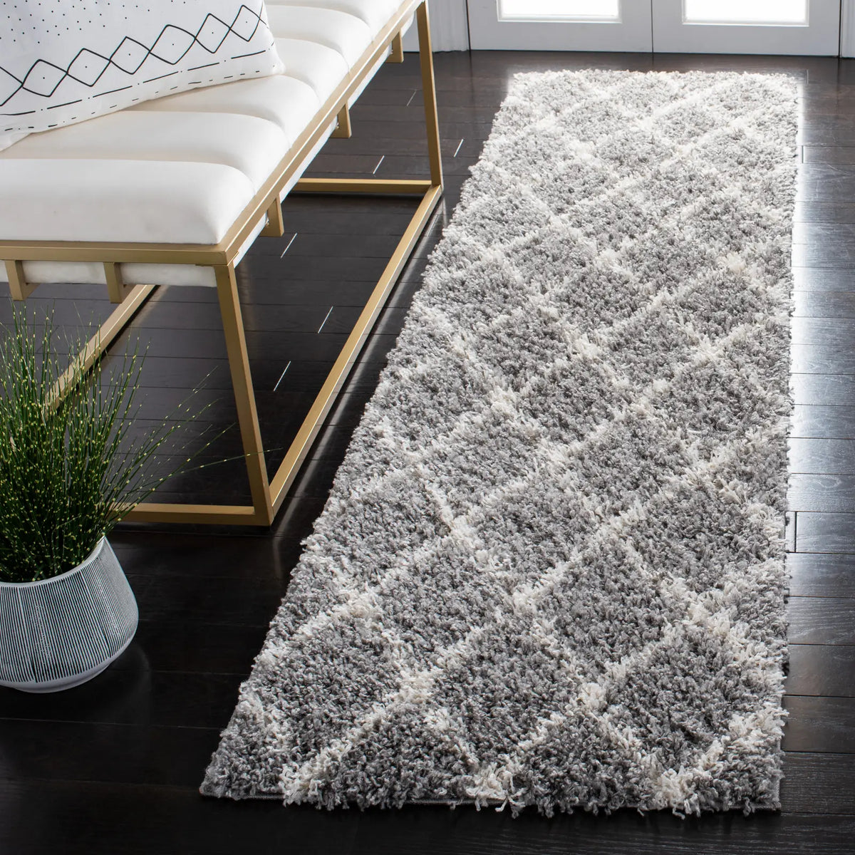 Safavieh Venus Shag 500 2'-2" x 8'-0" Rug in Grey / Ivory