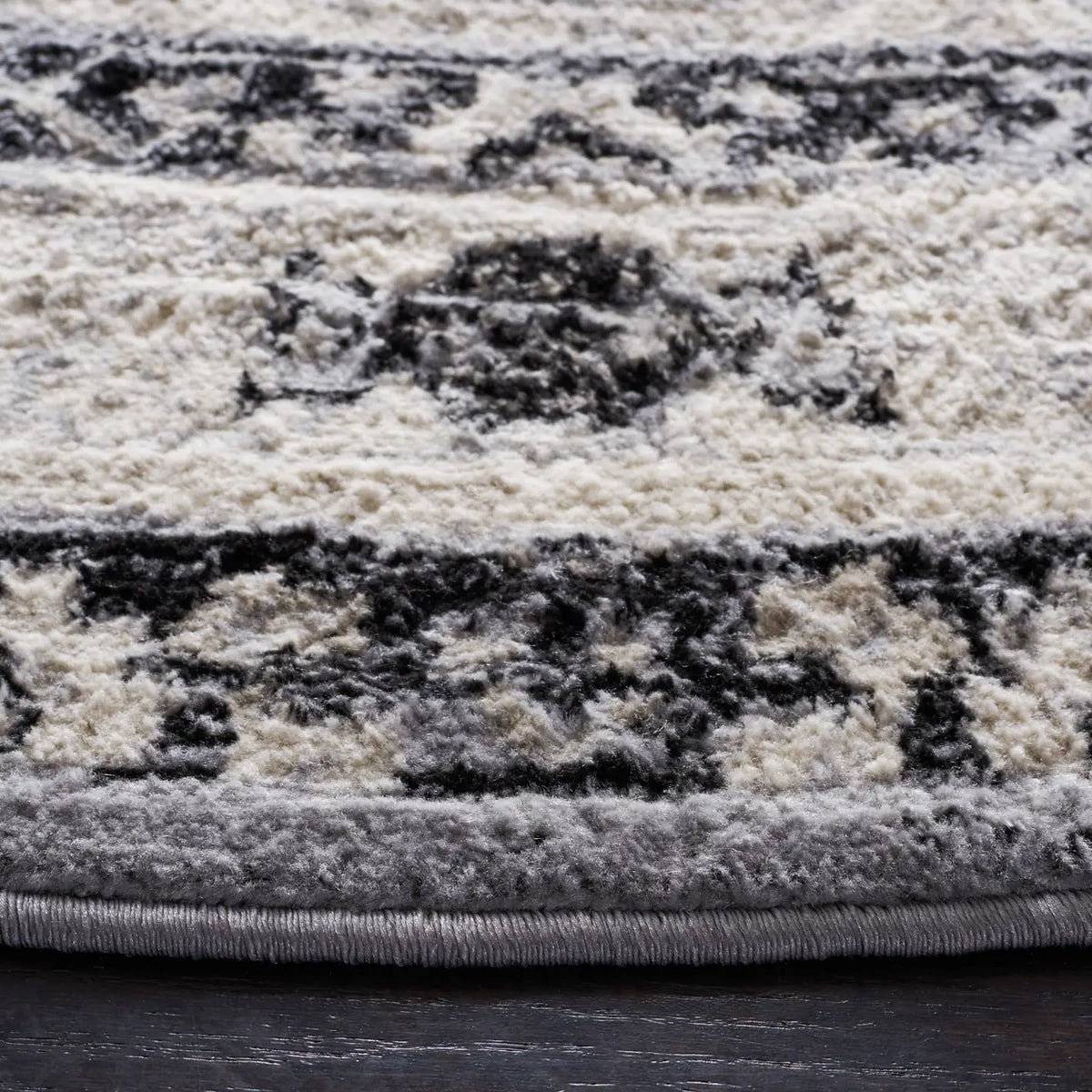 Safavieh Brentwood 6'-7" x 6'-7" Rug in Silver / Black