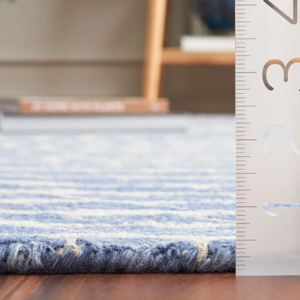 Safavieh Ebony 4'-0" x 6'-0" Rug in Blue / Ivory