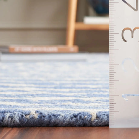 Safavieh Ebony 4'-0" x 6'-0" Rug in Blue / Ivory