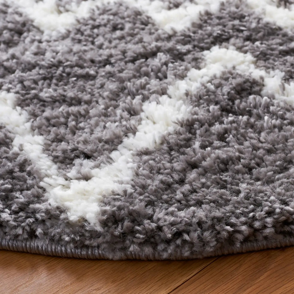 Safavieh Berber Shag 5'-1" x 5'-1" Rug in Light Grey / Cream
