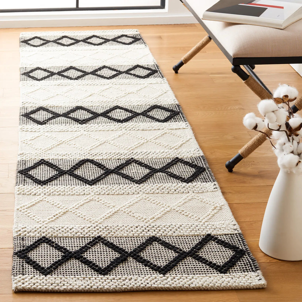 Safavieh Natura 2'-3" x 9'-0" Rug in Ivory / Black