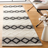 Safavieh Natura 2'-3" x 9'-0" Rug in Ivory / Black