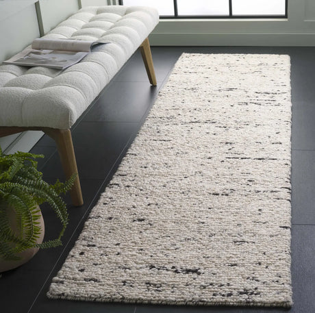 Safavieh Natura 2'-3" x 8'-0" Rug in Light Grey / Ivory