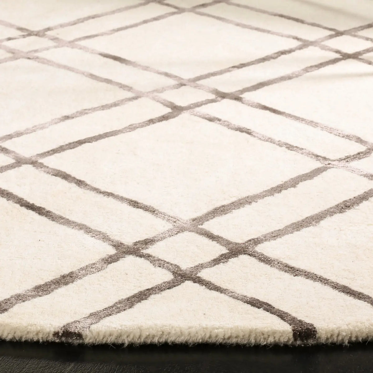 Safavieh Himalaya 6'-0" x 6'-0" Rug in Ivory / Dark Grey