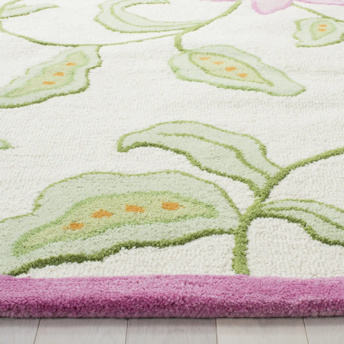 Safavieh Safavieh Kids 4'-0" x 6'-0" Rug in Ivory / Pink