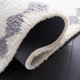 Safavieh Vermont 4'-0" x 6'-0" Rug in Ivory / Grey