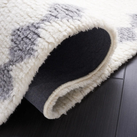 Safavieh Vermont 4'-0" x 6'-0" Rug in Ivory / Grey