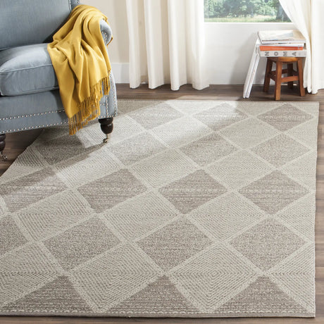 Safavieh Montauk 4'-0" x 6'-0" Rug in Grey