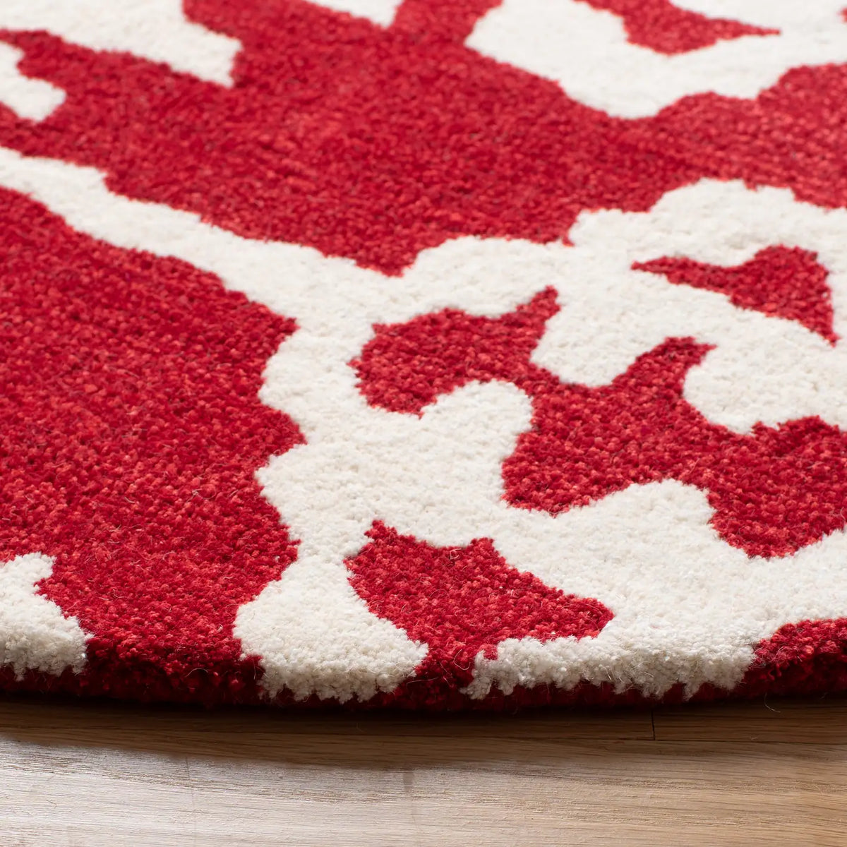 Safavieh Wyndham 5'-0" x 5'-0" Rug in Red / Ivory