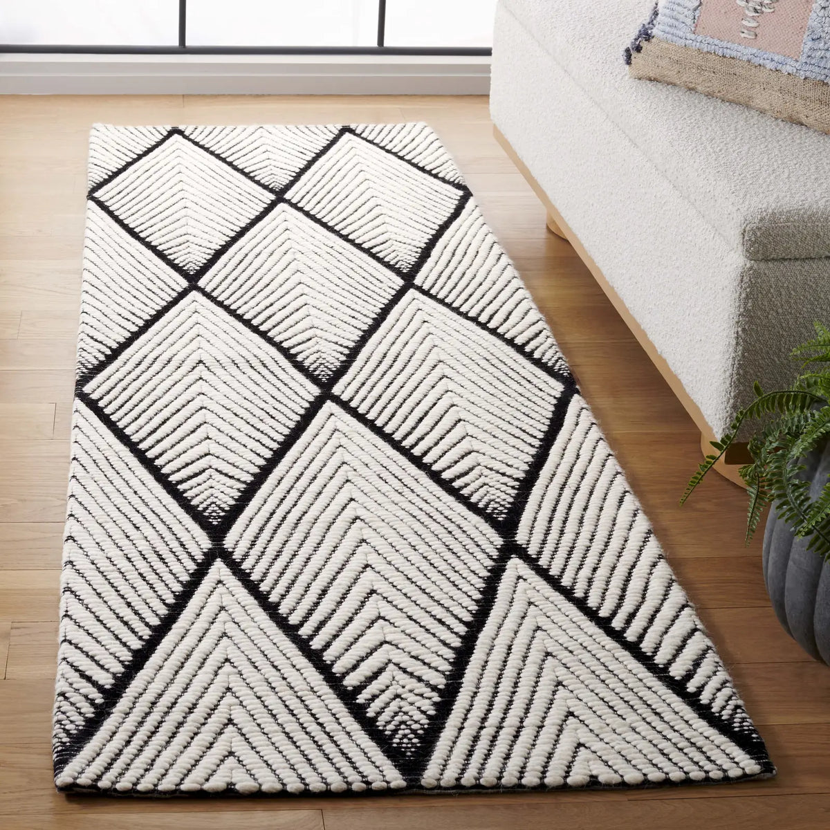 Safavieh Marbella 2'-6" x 8'-0" Rug in Black / Ivory