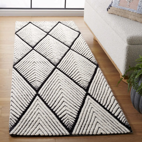 Safavieh Marbella 2'-6" x 8'-0" Rug in Black / Ivory