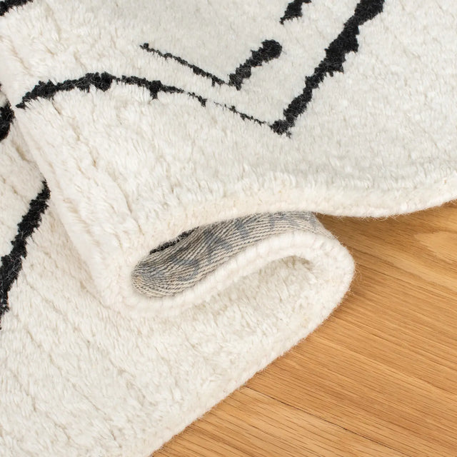 Safavieh Casablanca 5'-0" x 8'-0" Rug in Ivory / Black