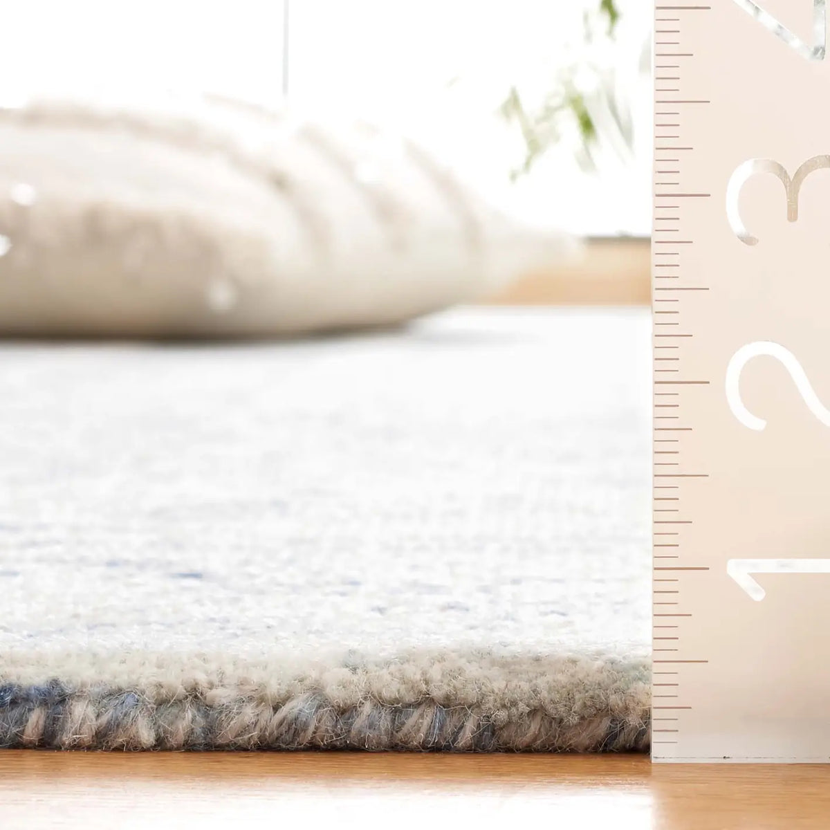 Safavieh Abstract 4'-0" x 6'-0" Rug in Blue / Ivory