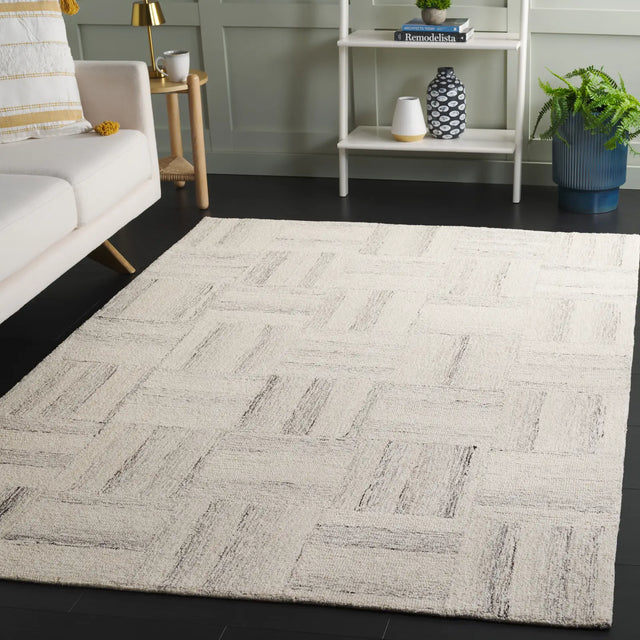 Safavieh Pine 4'-0" x 6'-0" Rug in Ivory / Grey