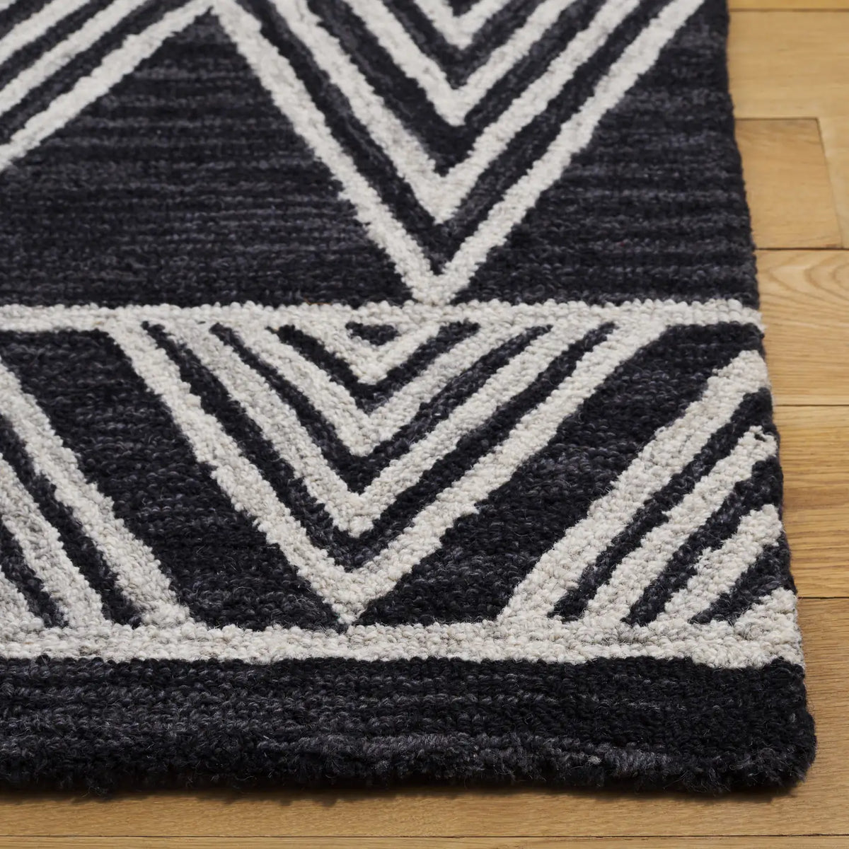 Safavieh Micro-Loop 5'-0" x 8'-0" Rug in Charcoal / Ivory