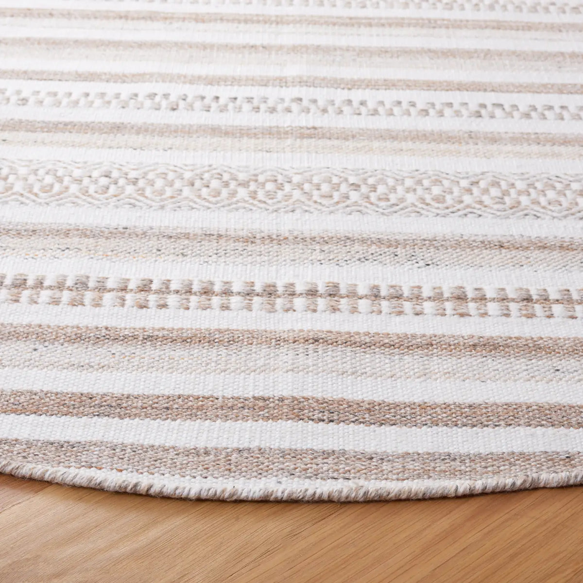 Safavieh Kilim 6'-0" x 6'-0" Rug in Ivory / Light Brown