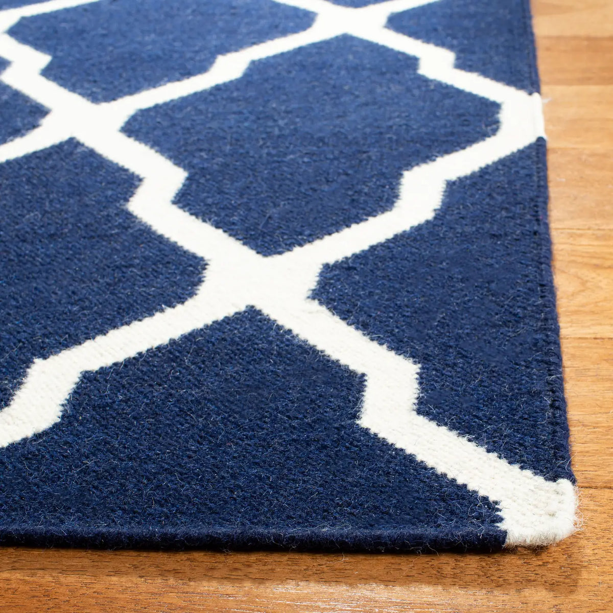 Safavieh Dhurries 4'-0" x 6'-0" Rug in Navy / Ivory