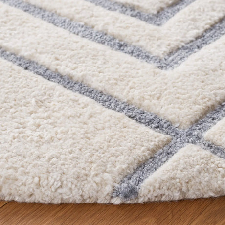 Safavieh Casablanca 7'-0" x 7'-0" Rug in Ivory / Grey