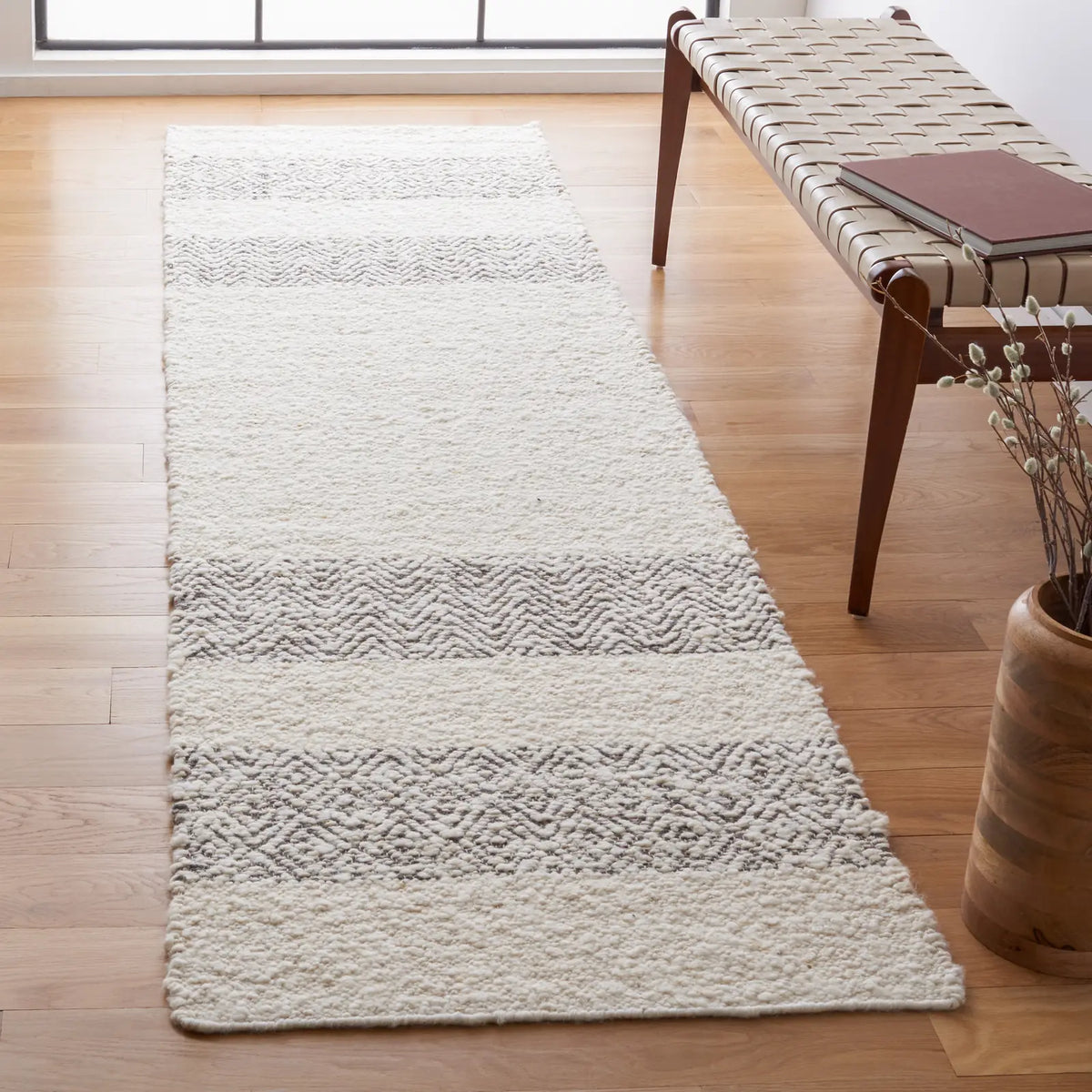 Safavieh Natura 2'-3" x 9'-0" Rug in Ivory / Black