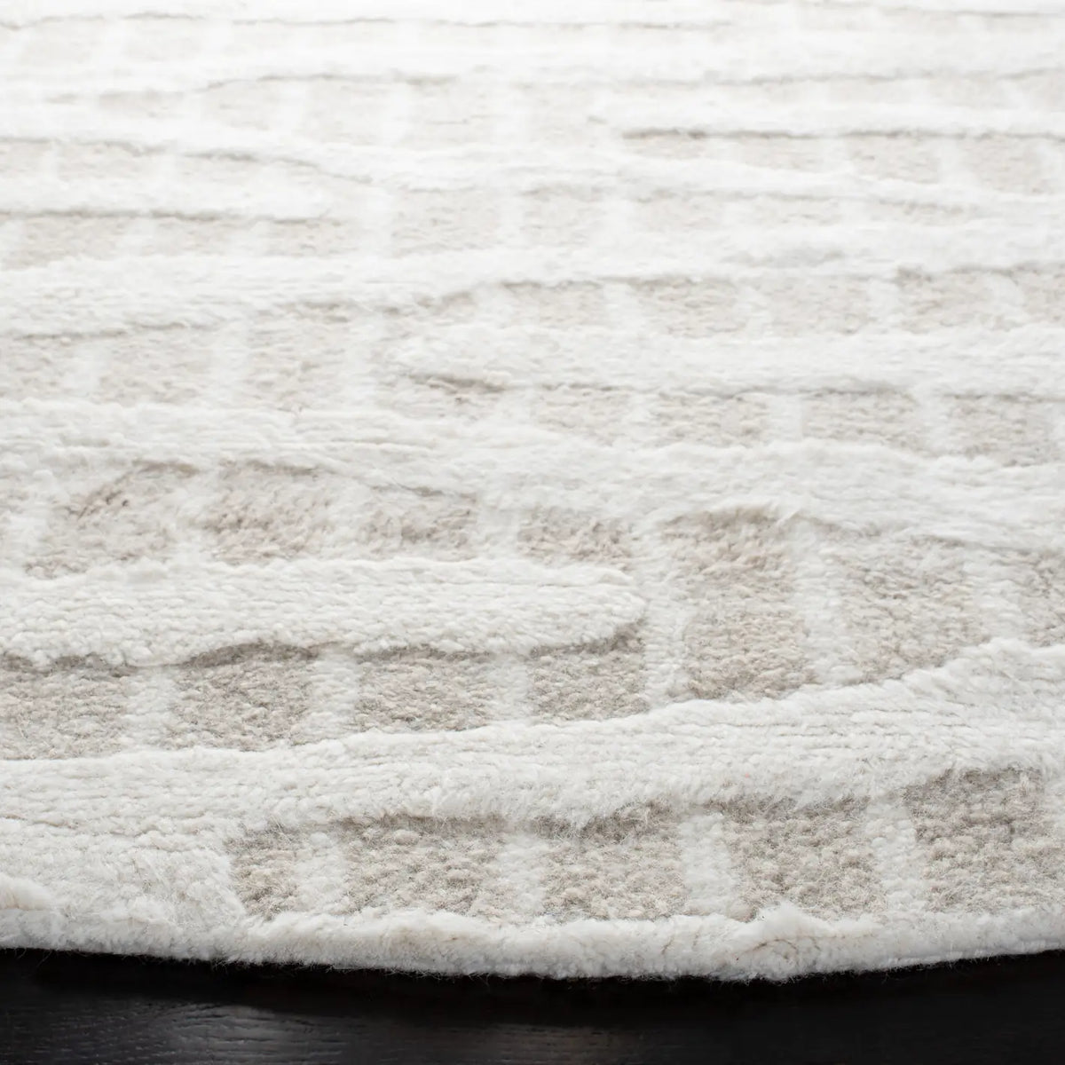 Safavieh Manhattan 6'-0" x 6'-0" Rug in Beige / Ivory