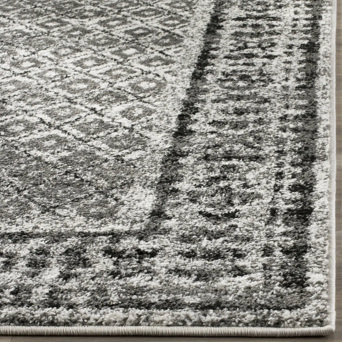 Safavieh Adirondack 4'-0" x 6'-0" Rug in Ivory / Silver