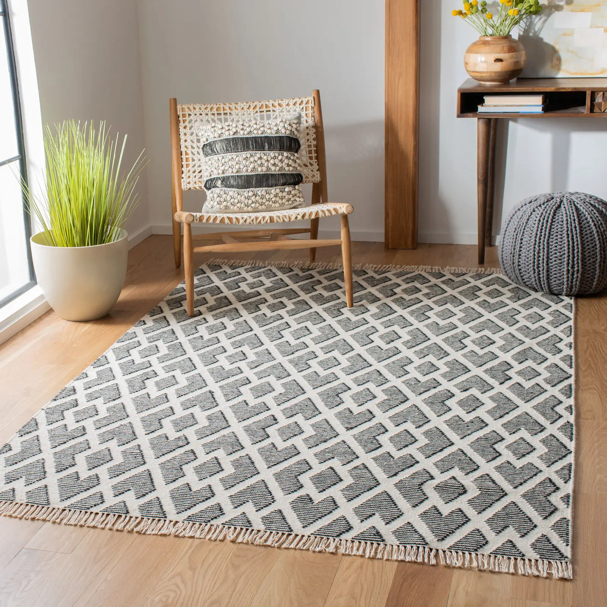 Safavieh Kilim 4'-0" x 6'-0" Rug in Black / Cream