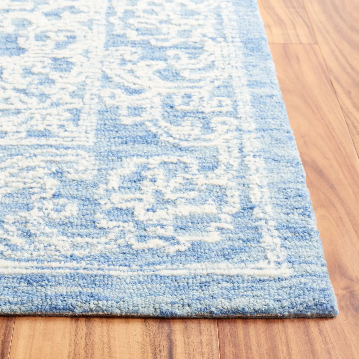 Safavieh Ebony 4'-0" x 6'-0" Rug in Ivory / Blue