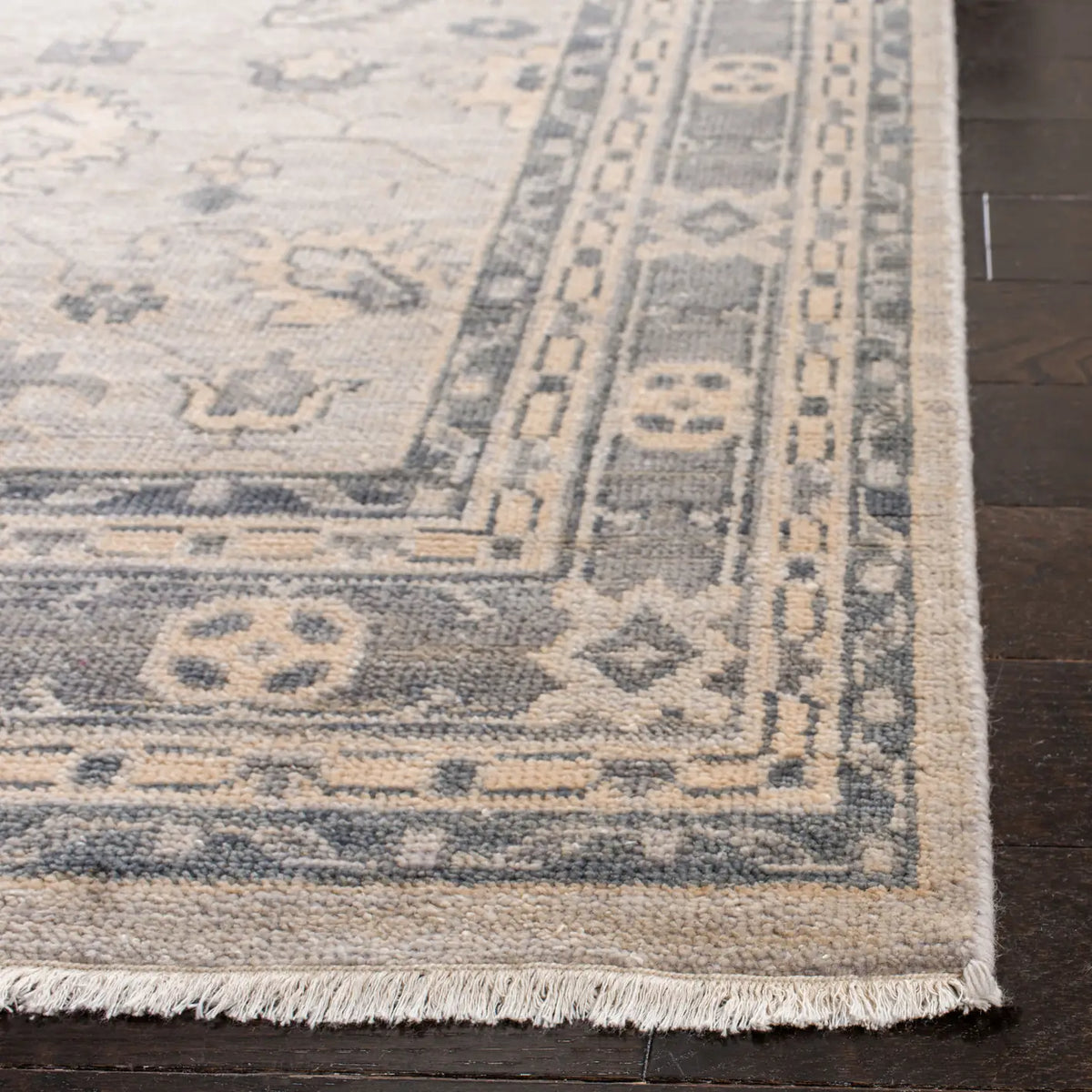 Safavieh Oushak 6'-0" x 9'-0" Rug in Silver