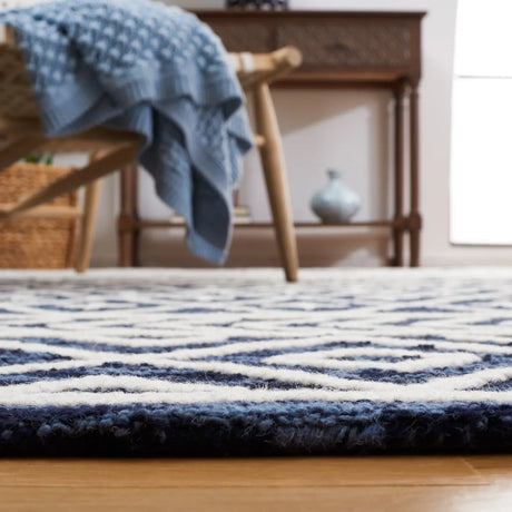 Safavieh Metro 4'-0" x 6'-0" Rug in Navy / Ivory