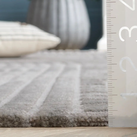 Safavieh Saylor 100 4'-0" x 6'-0" Rug in Grey