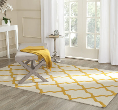 Safavieh Cambridge 5'-0" x 8'-0" Rug in Ivory / Gold