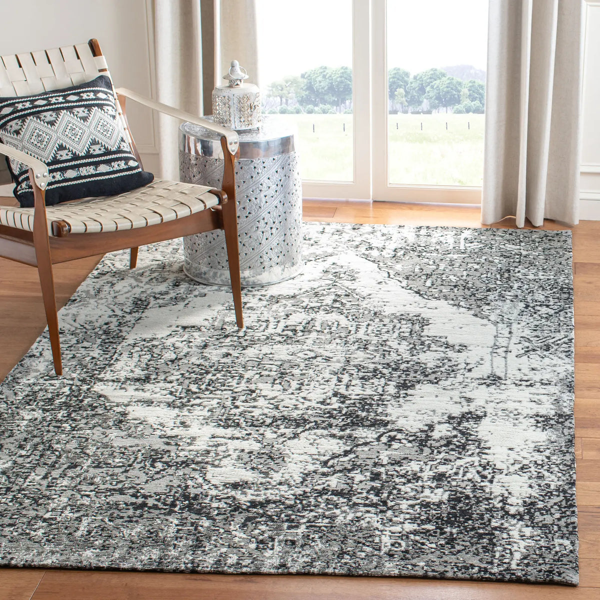 Safavieh Classic Vintage 5'-0" x 8'-0" Rug in Grey / Ivory
